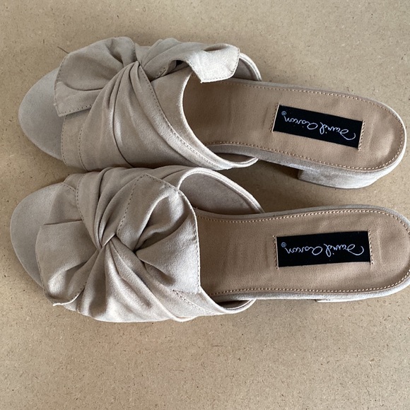 David Aaron Tan Fabric Sandals. Like new. Size 10 - Picture 6 of 9